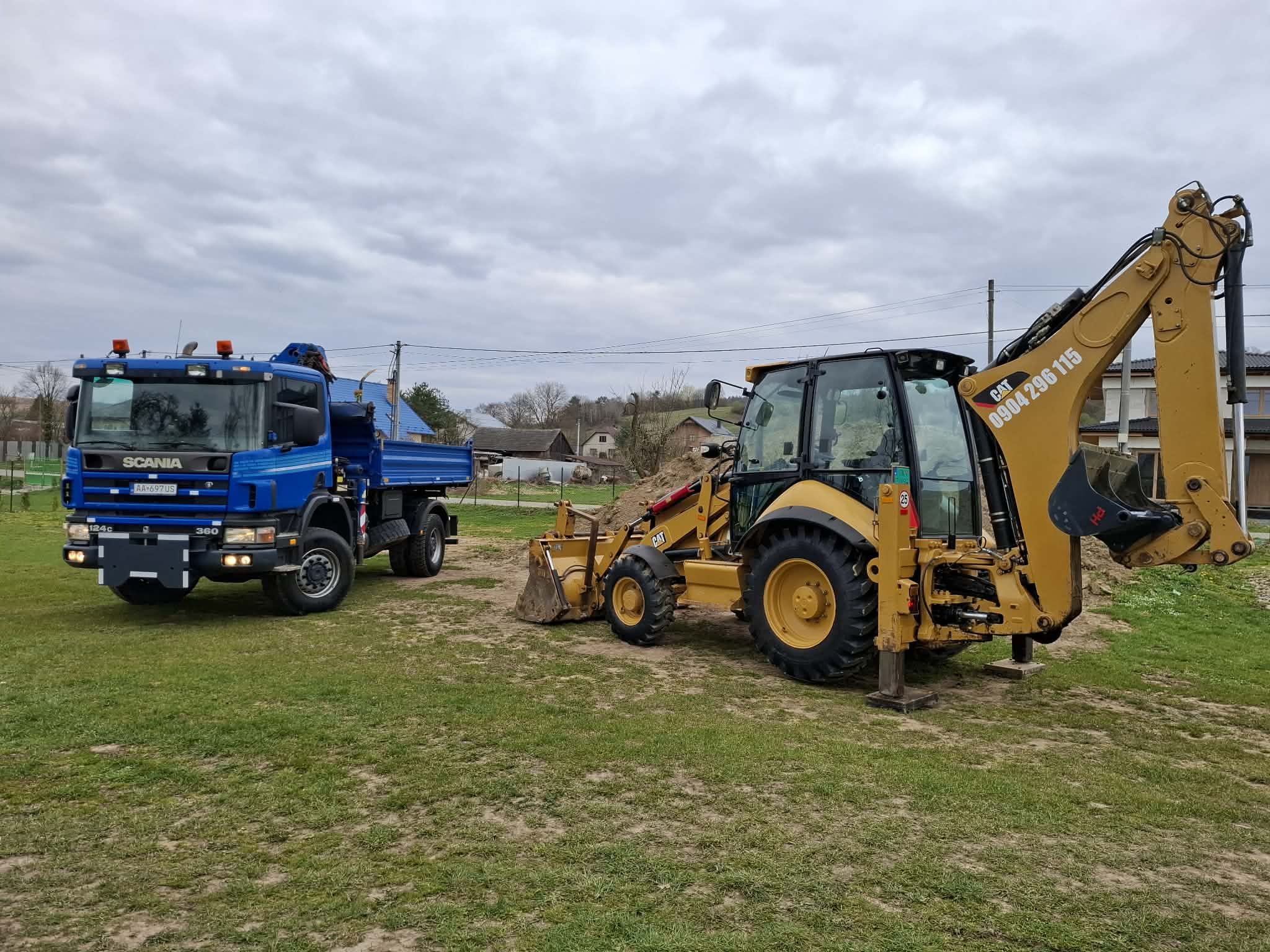 Scania trojstranny vyklapac a a Cat traktorbager